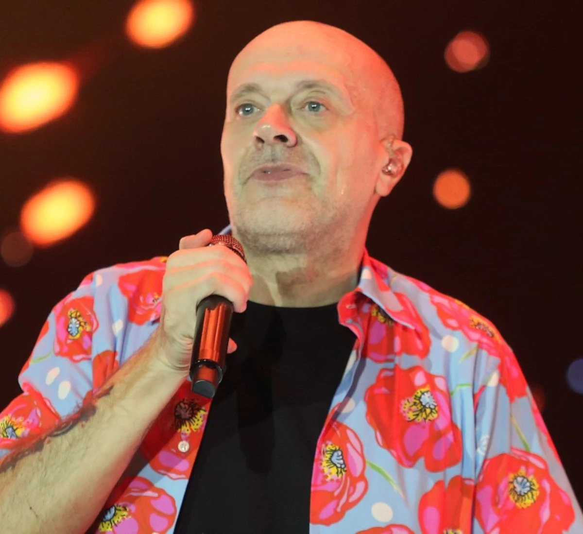 Max Pezzali in un'immagine durante un servizio fotografico