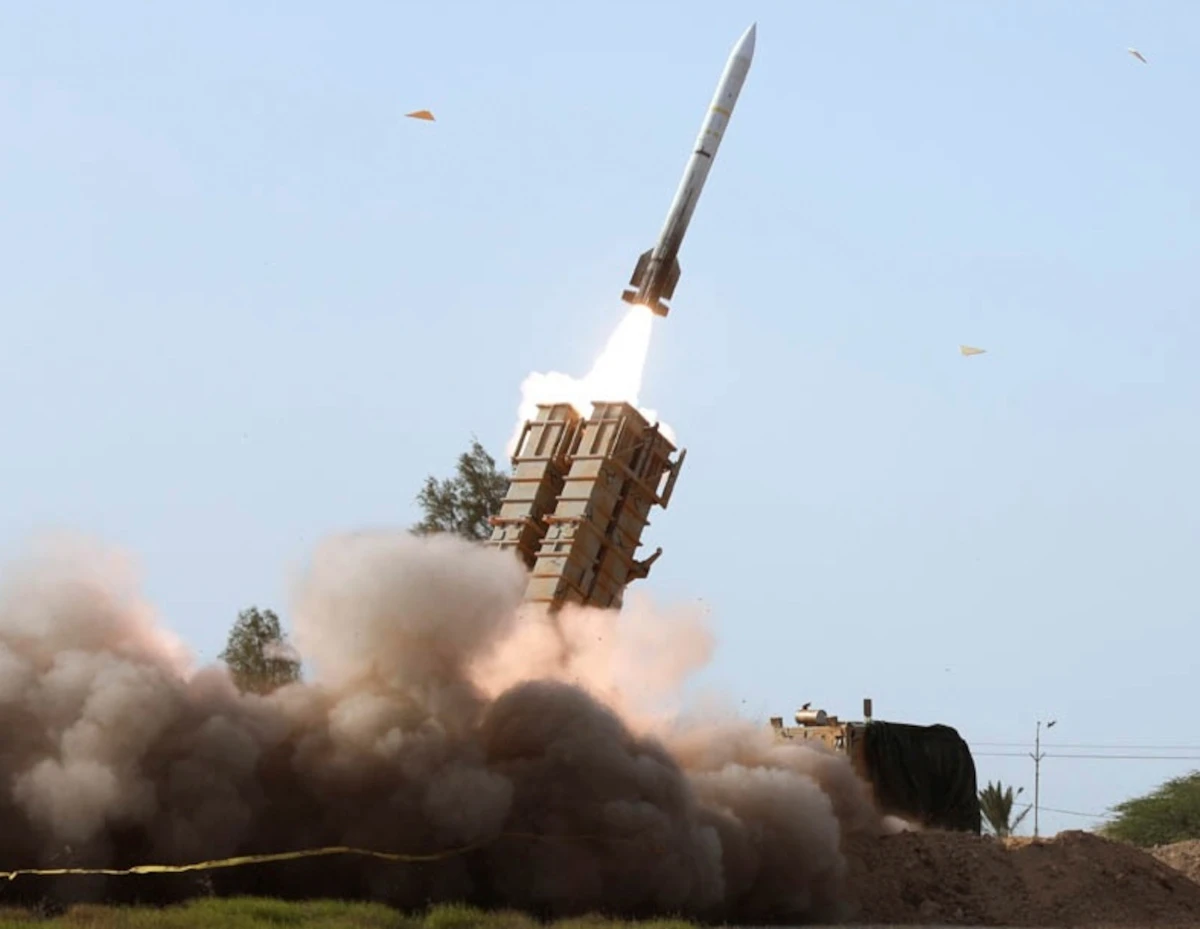 Missile in volo in un contesto di conflitto