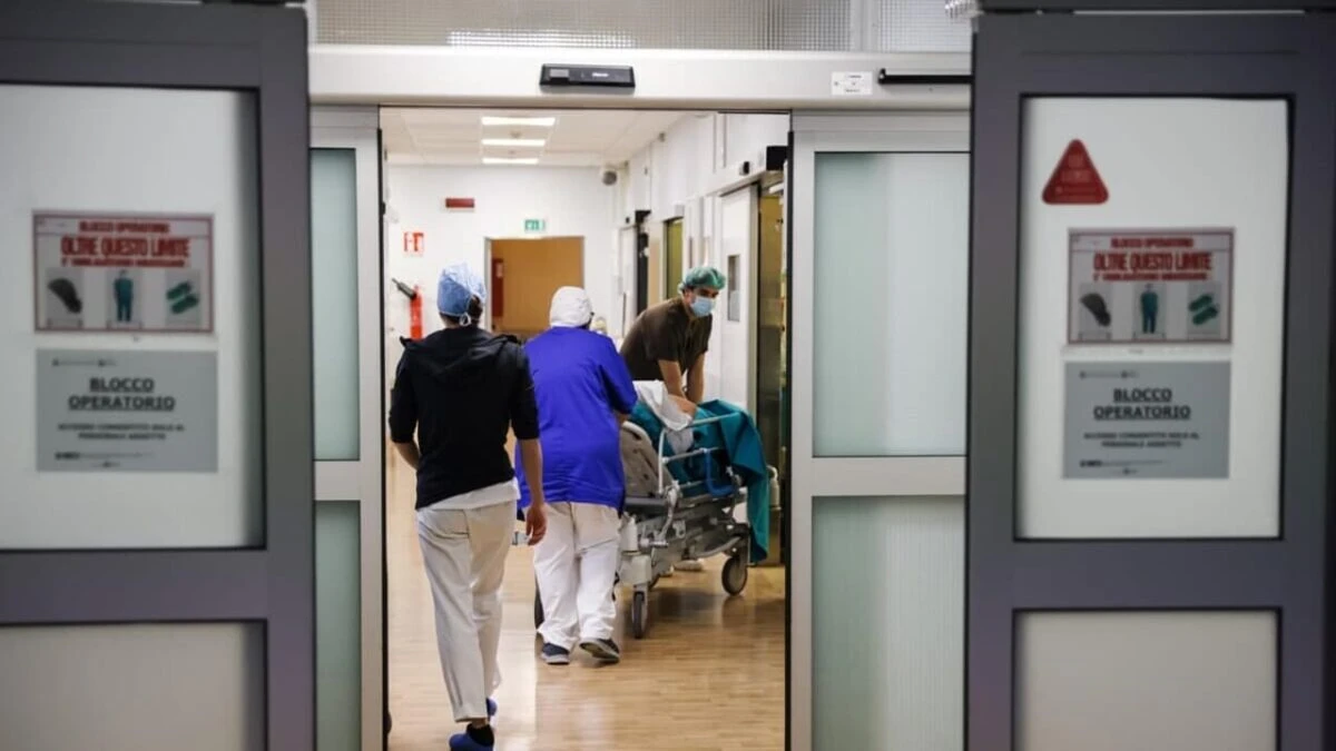 Corsia d’ospedale, intervento d’urgenza dopo una grave emorragia