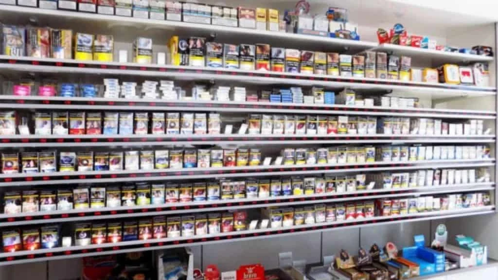 Pacchi di sigarette esposti in tabaccheria: alcuni marchi interessati dai rincari