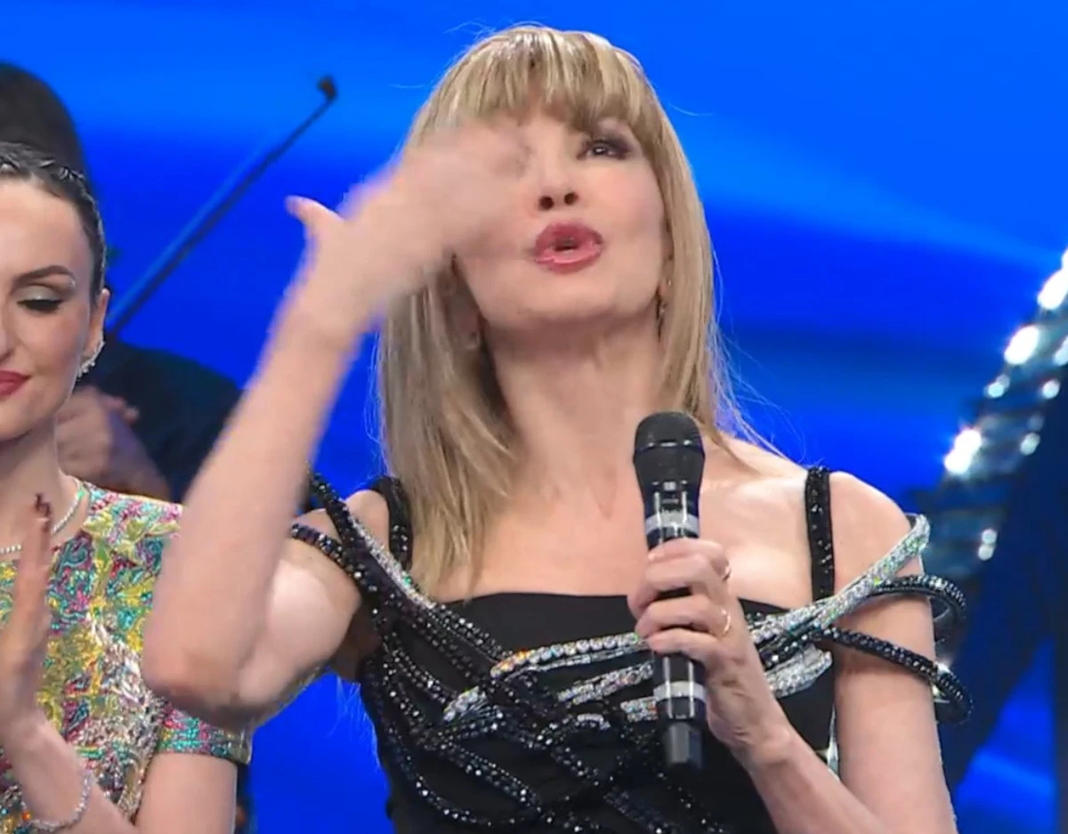 Immagini del tributo a Gino Paoli con Michele Bravi durante Canzonissima