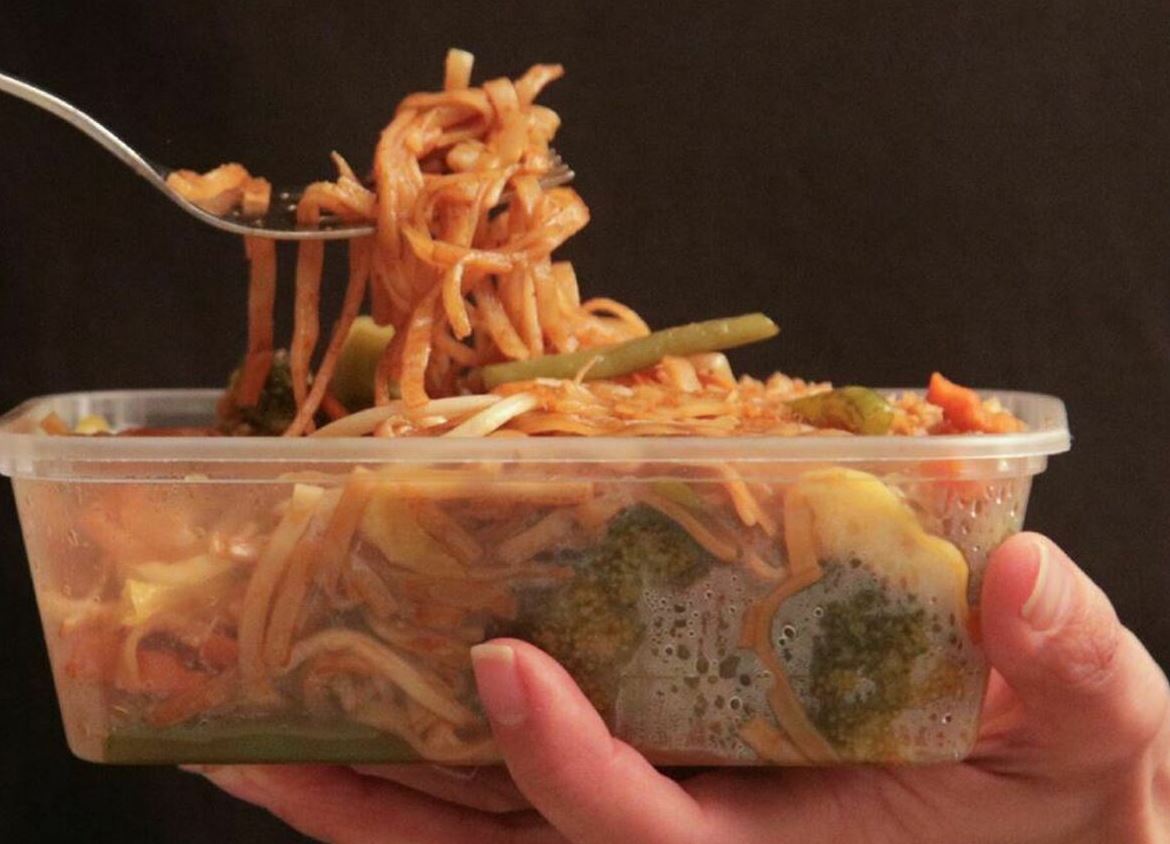 Piatti pronti al microonde, i rischi nascosti nel report Greenpeace: microplastiche e minacce alla salute