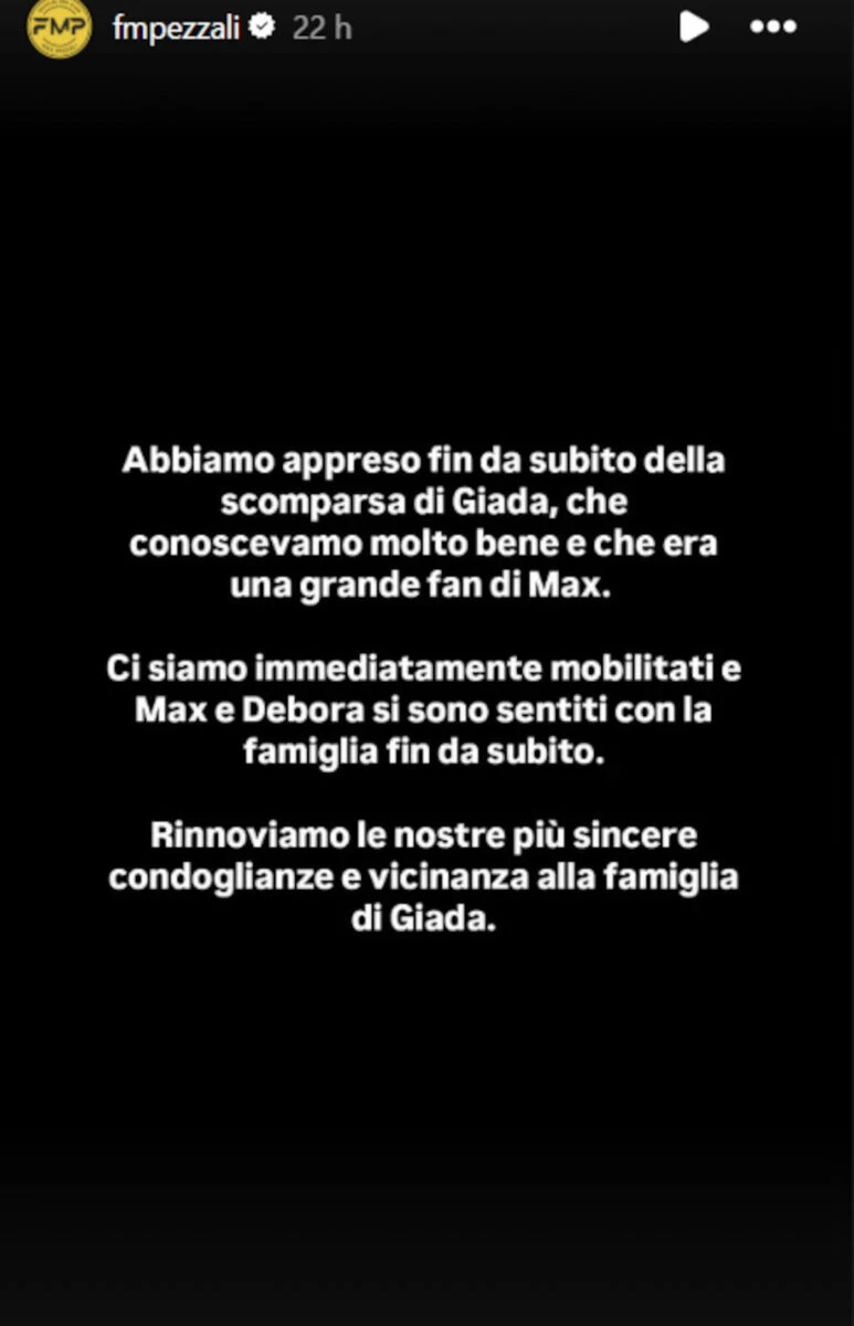 Max Pezzali ritratto in una foto a figura intera