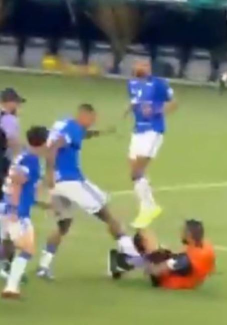 Calcio sotto shock, maxi rissa in campo durante la partita: la reazione dell’arbitro spiazza tutti (VIDEO)