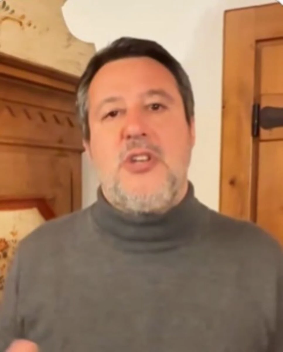Matteo Salvini in una foto pubblica durante un'iniziativa