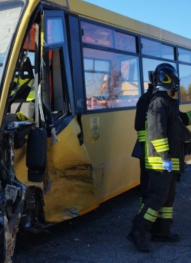 Pavia, schianto tra scuolabus e auto: feriti dieci bambini delle elementari, grave un 20enne