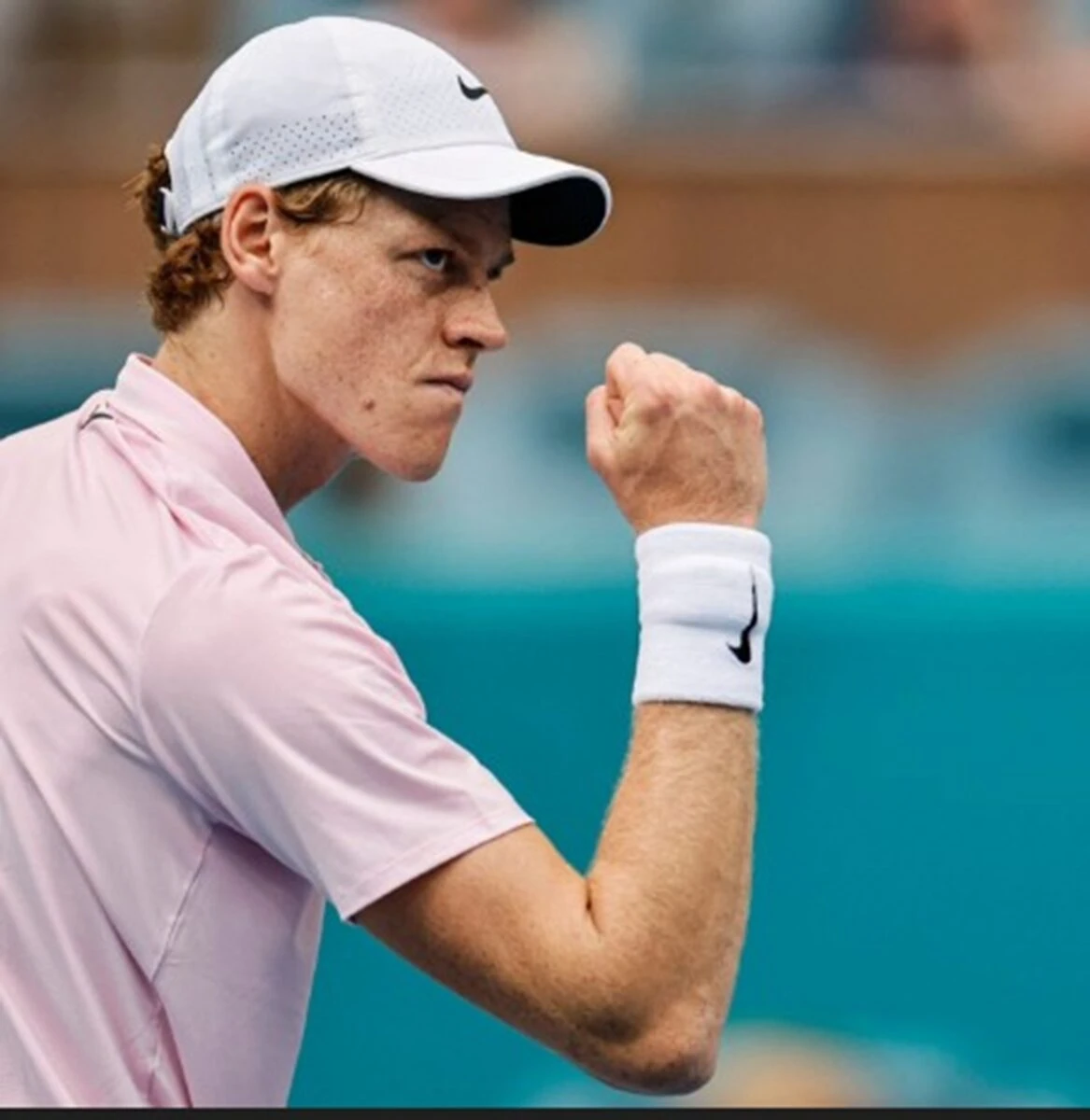 Jannik Sinner festeggia dopo una vittoria a Miami