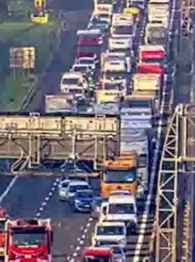 Maxi incidente sull’A1: scontro tra due camion e un’auto, traffico bloccato