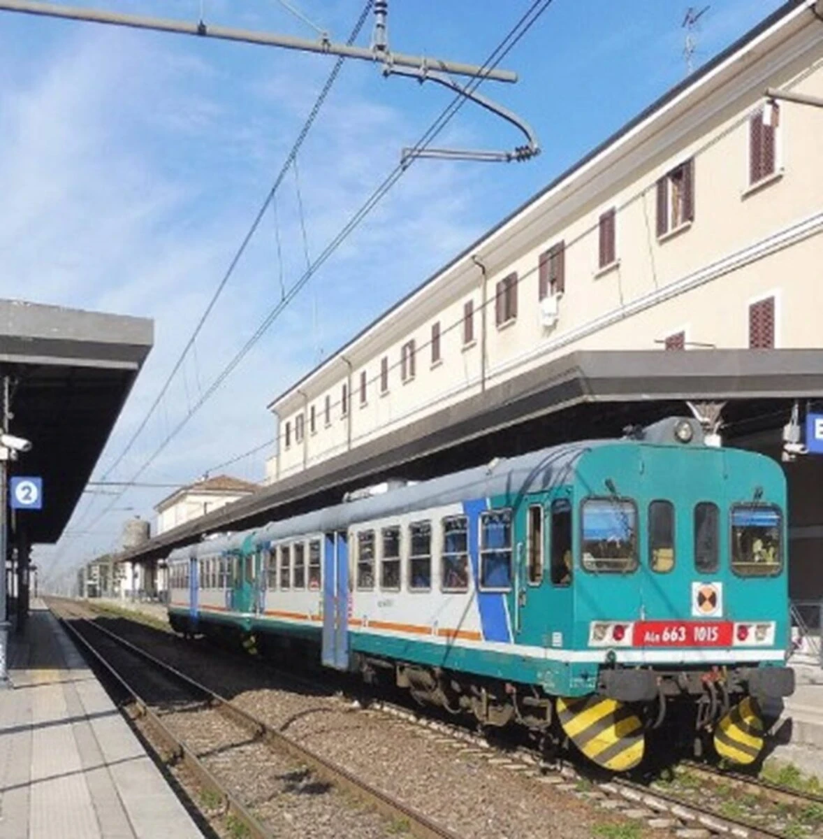 Treno regionale in stazione durante lo stop della circolazione ferroviaria