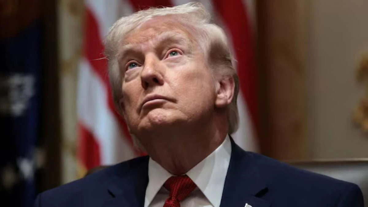 Donald Trump durante un intervento pubblico, al centro del dibattito sulla lucidità mentale