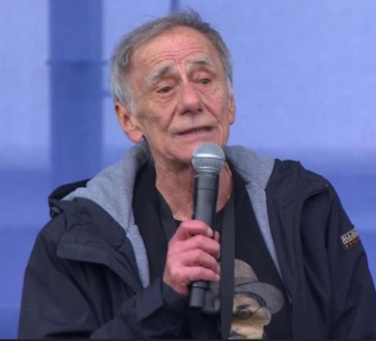 Roberto Vecchioni durante una performance dal vivo