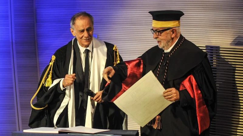 Roberto Vecchioni sul palco durante un concerto