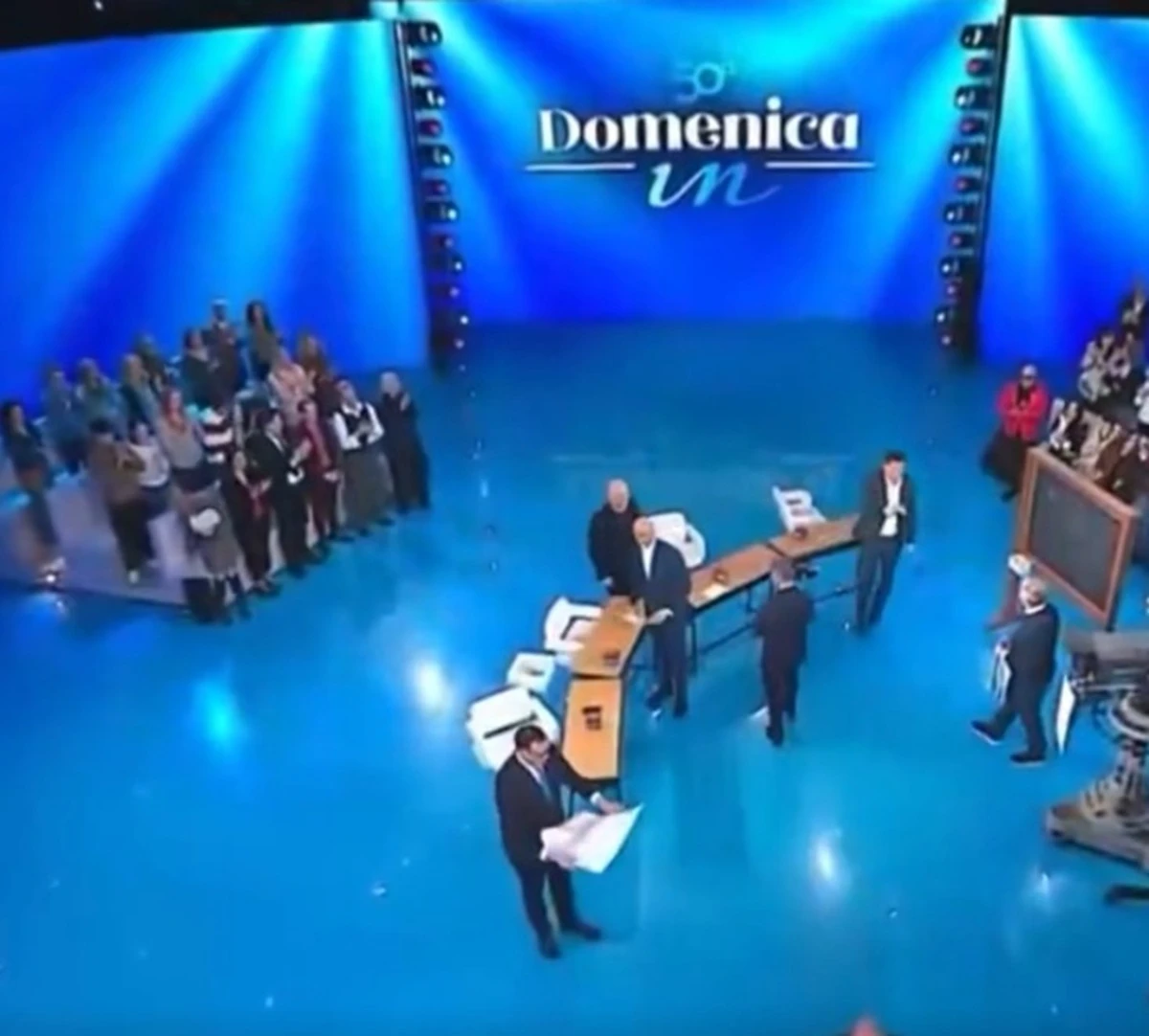 Teo Mammucari in studio a Domenica In durante il finale della puntata