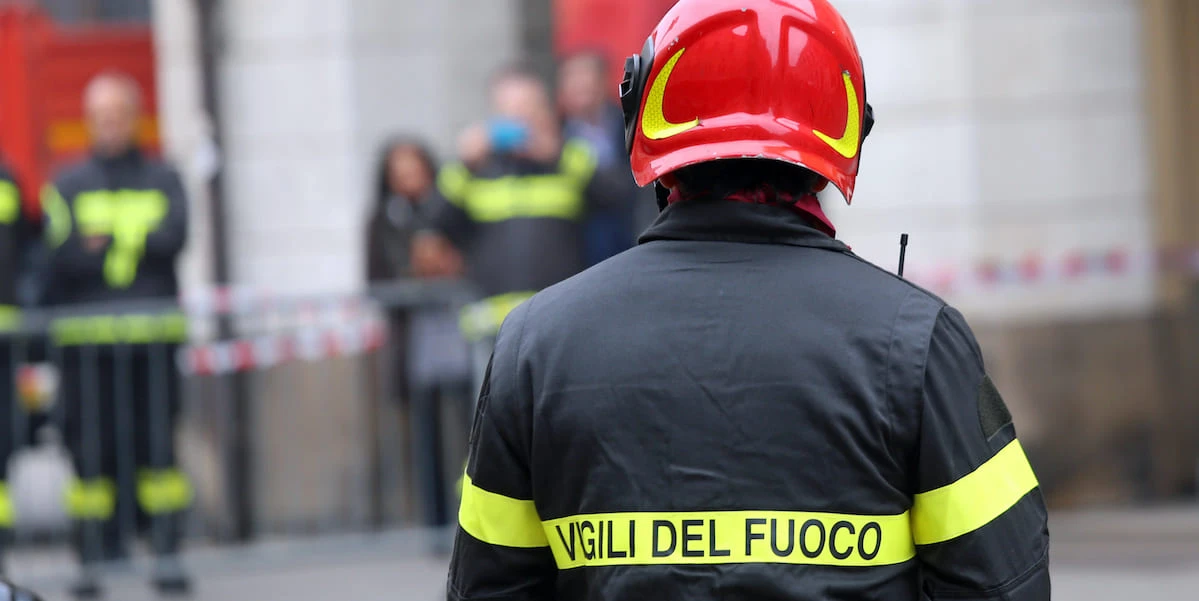 Vigili del fuoco intervenuti dopo l'esplosione in uno stabilimento industriale