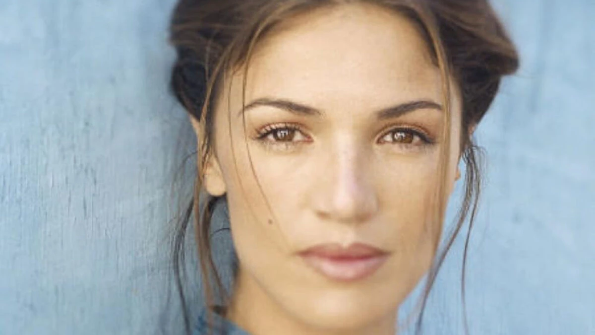 Nadia Farès, attrice francese morta a 57 anni dopo un incidente in piscina a Parigi