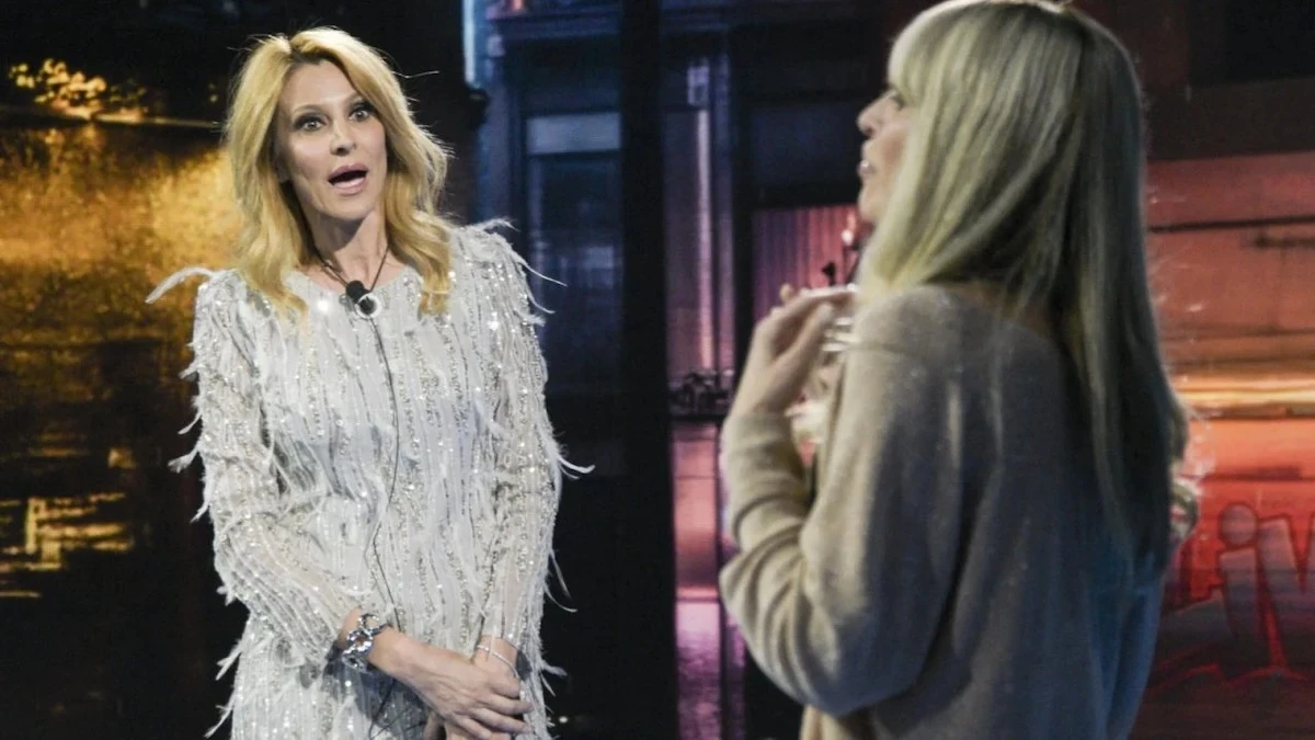 Grande Fratello Vip, immagine della notte nella Casa durante la crisi emotiva