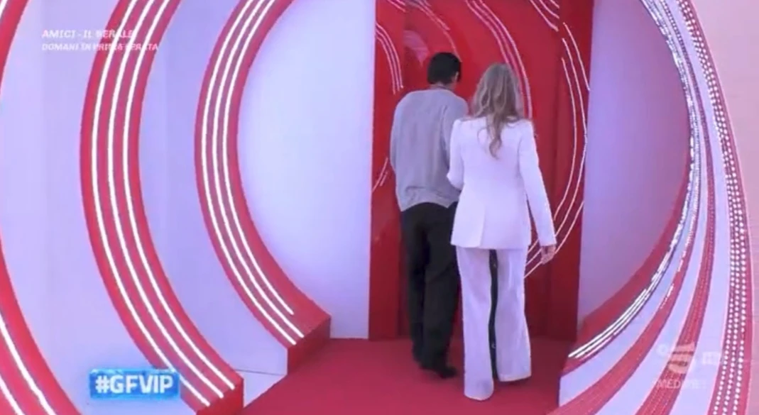Ingresso della porta rossa al Grande Fratello Vip, momento dell’uscita di Nicolò Brigante