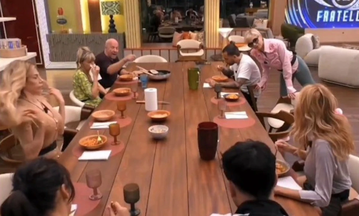 Concorrenti del Grande Fratello Vip durante un momento di tensione nella Casa