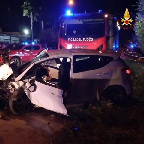 Auto distrutte dopo uno schianto frontale sulla strada tra Trinitapoli e San Ferdinando di Puglia