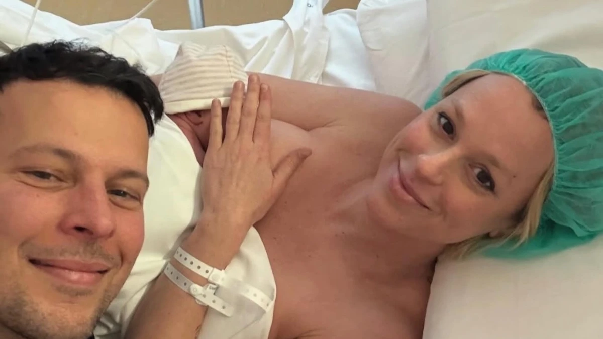 Foto in ospedale di Federica Pellegrini e Matteo Giunta con la neonata Rachele