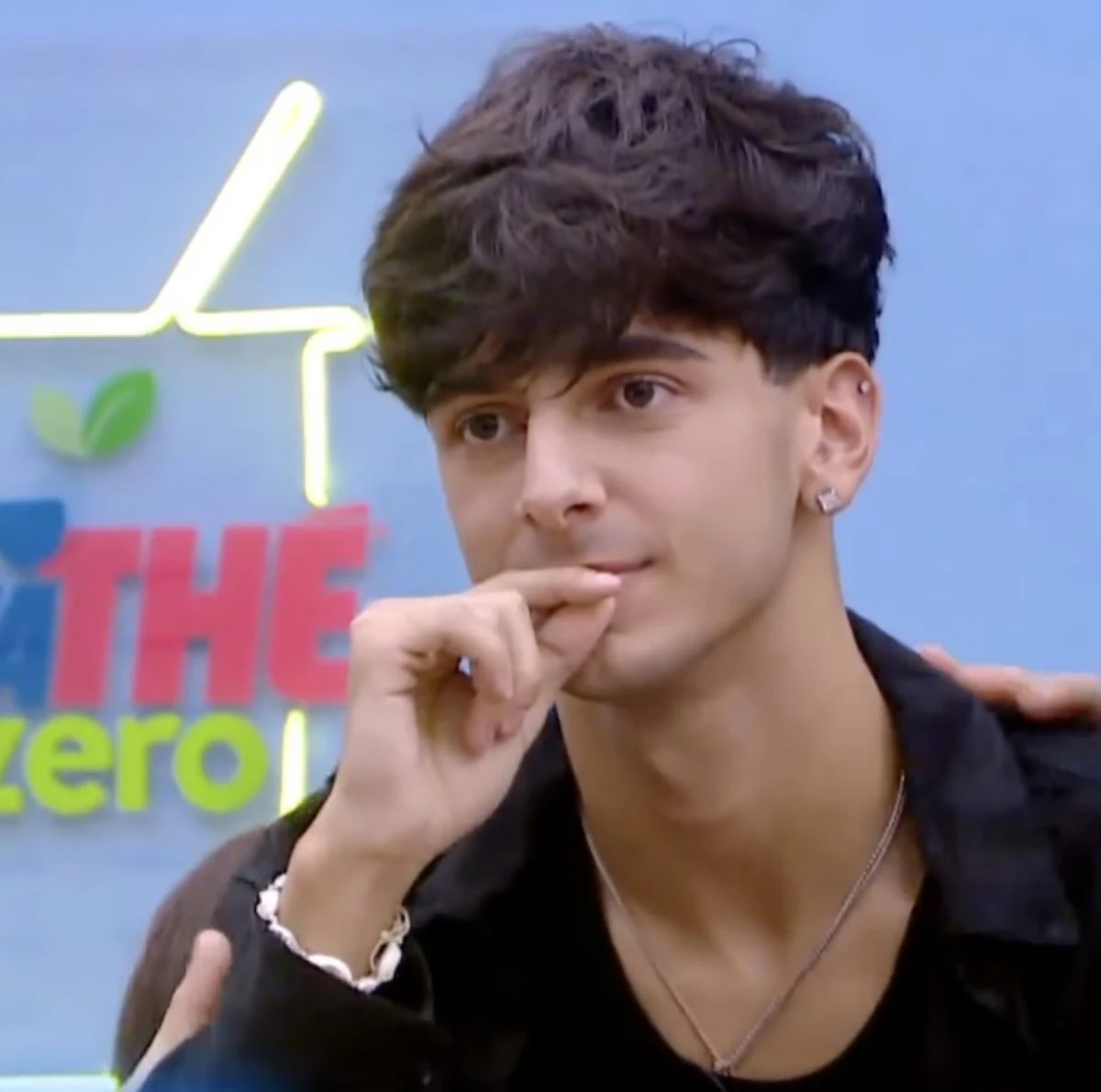 Alex ad Amici 25 durante il serale