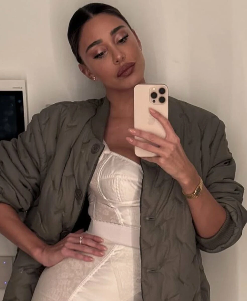 Belen Rodriguez in posa durante un evento pubblico