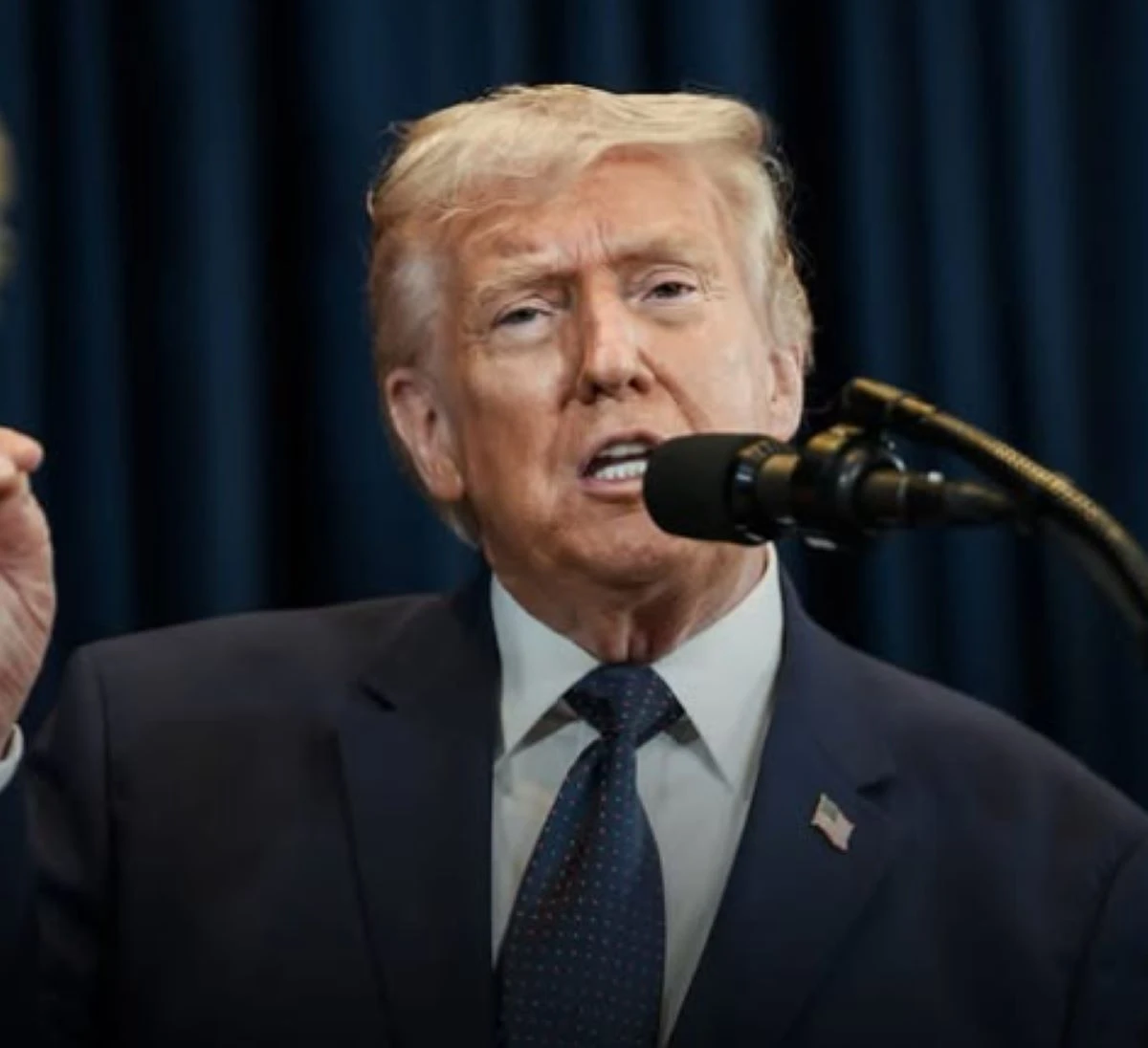 Donald Trump durante un evento ufficiale, immagine di contesto