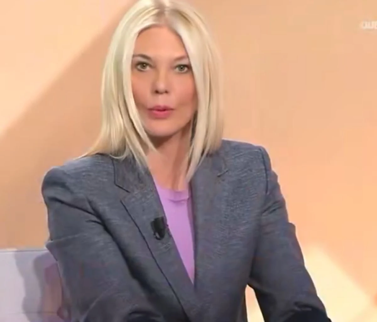 Eleonora Daniele durante la diretta di Storie Italiane