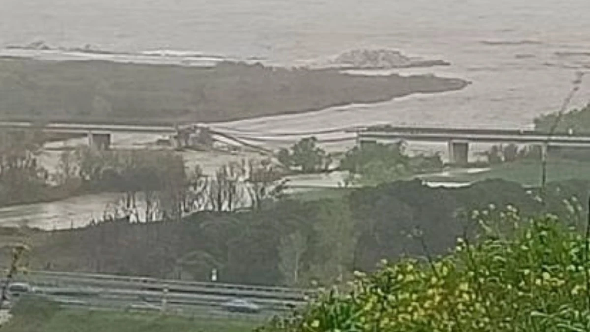Crollo del ponte sul fiume Trigno lungo la Statale 16 Adriatica tra Abruzzo e Molise