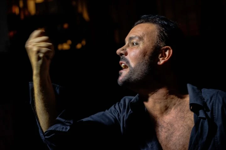 Gianni Sallustro durante una regia teatrale