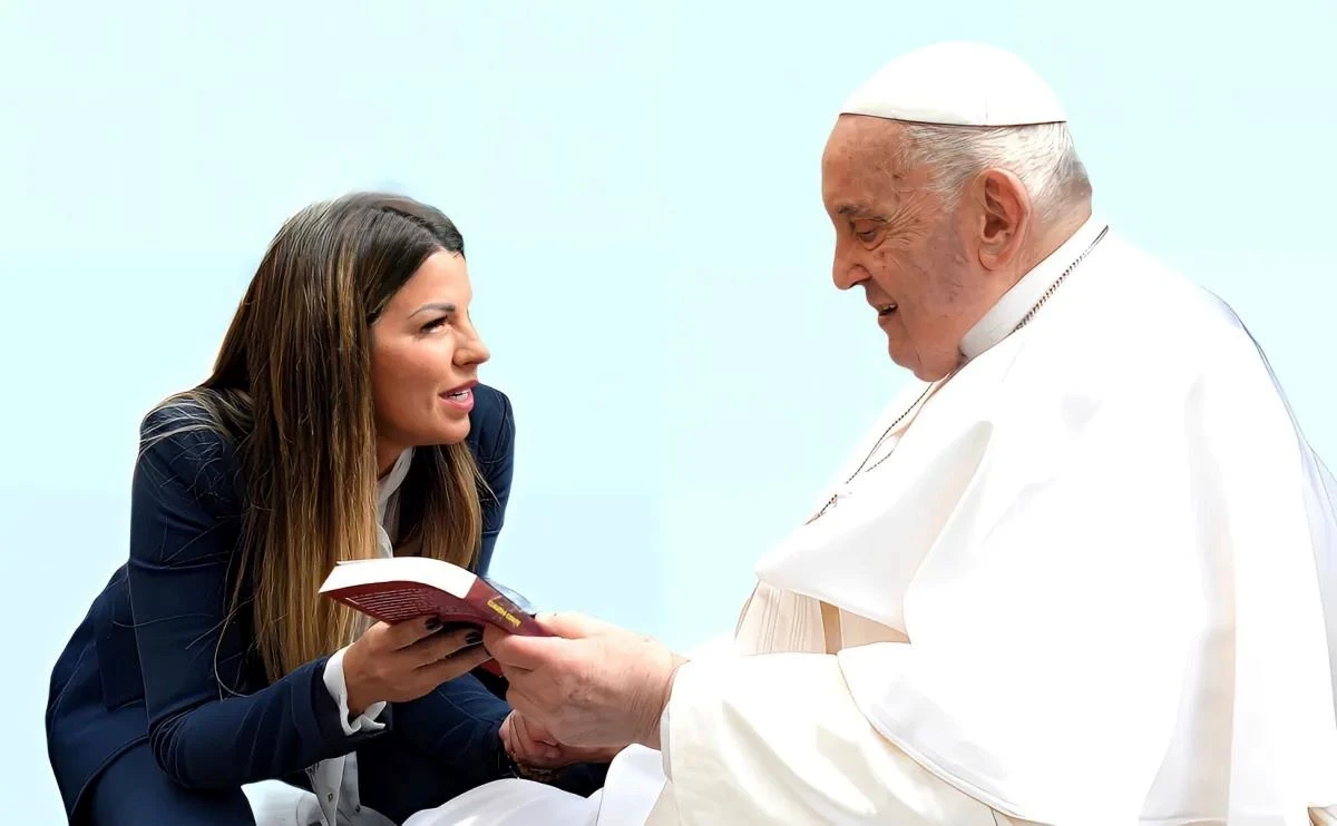 Foto social di Claudia Conte con Papa Francesco