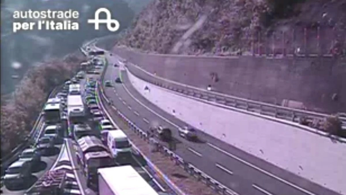 Interventi di soccorso e gestione dell'emergenza in autostrada dopo incidente