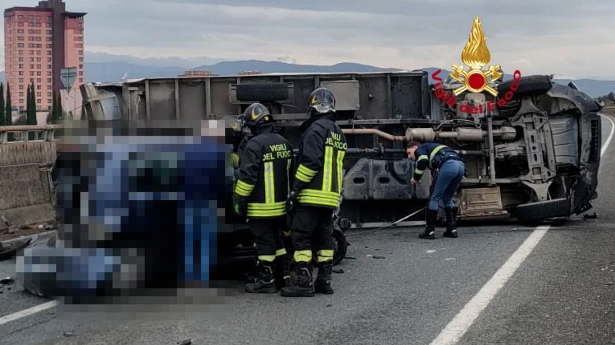 Camion ribaltato sulla superstrada Fi Pi Li vicino al Ponte all’Indiano