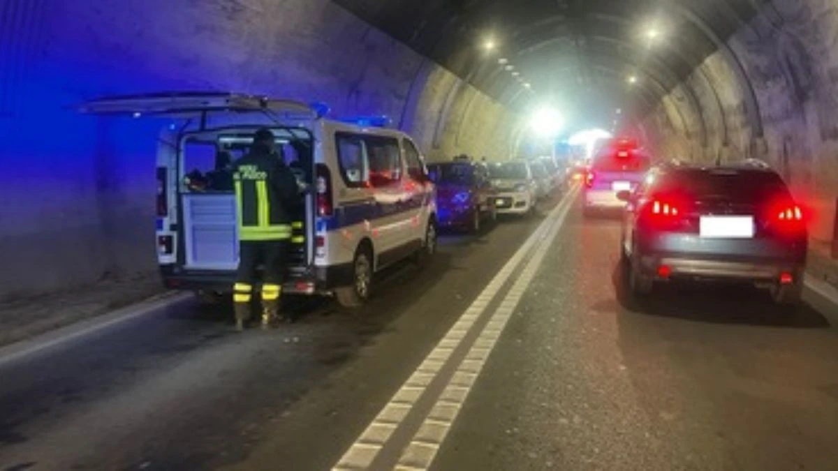 inferno in galleria maxi tamponamento shock statale paralizzata code per chilometri da Tvzap.it inferno in galleria maxi tamponamento shock statale paralizzata code per chilometri
