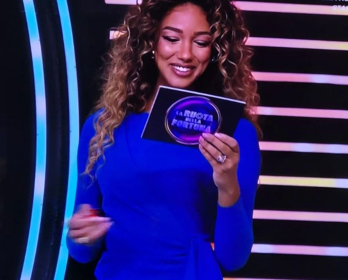 Samira Lui nello studio di La Ruota della Fortuna su Canale 5