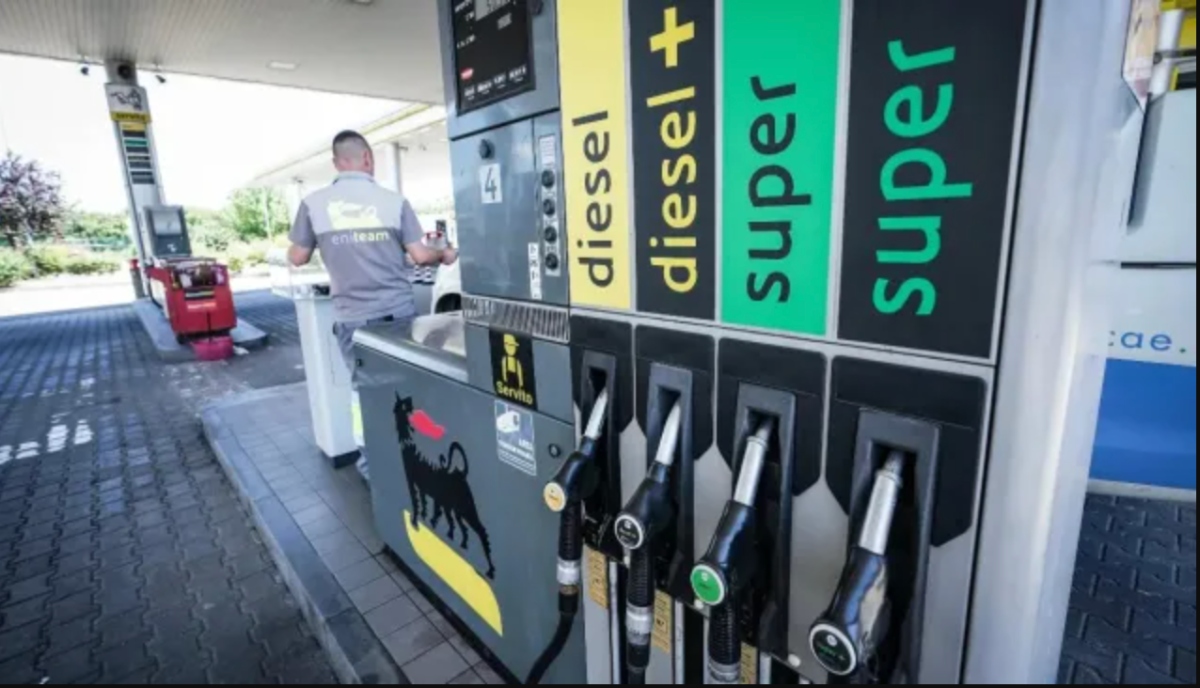 carburante come ci fregano alla pompa fate attenzione da Tvzap.it carburante come ci fregano alla pompa fate attenzione