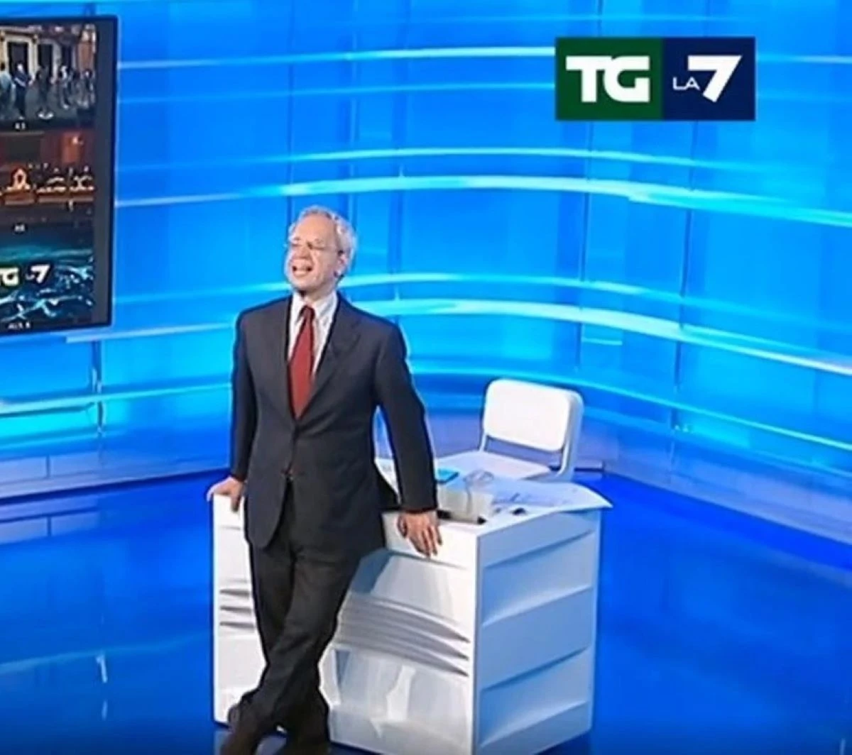 Enrico Mentana in studio durante un'edizione del TgLa7
