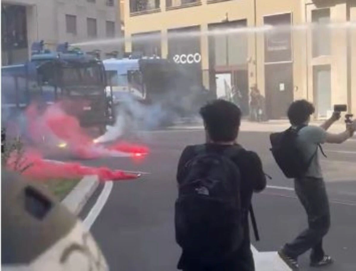 Forze dell’ordine e manifestanti in centro a Milano durante i cortei