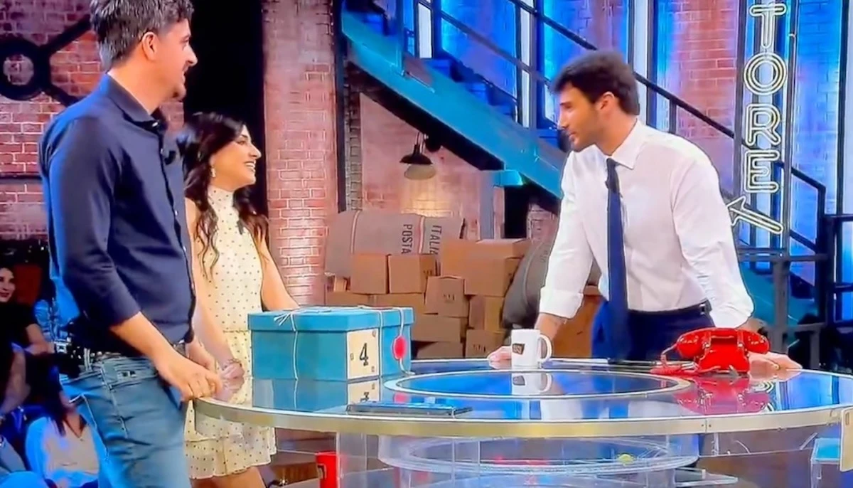 Stefano De Martino in studio ad Affari Tuoi durante la puntata del 29 aprile 2026