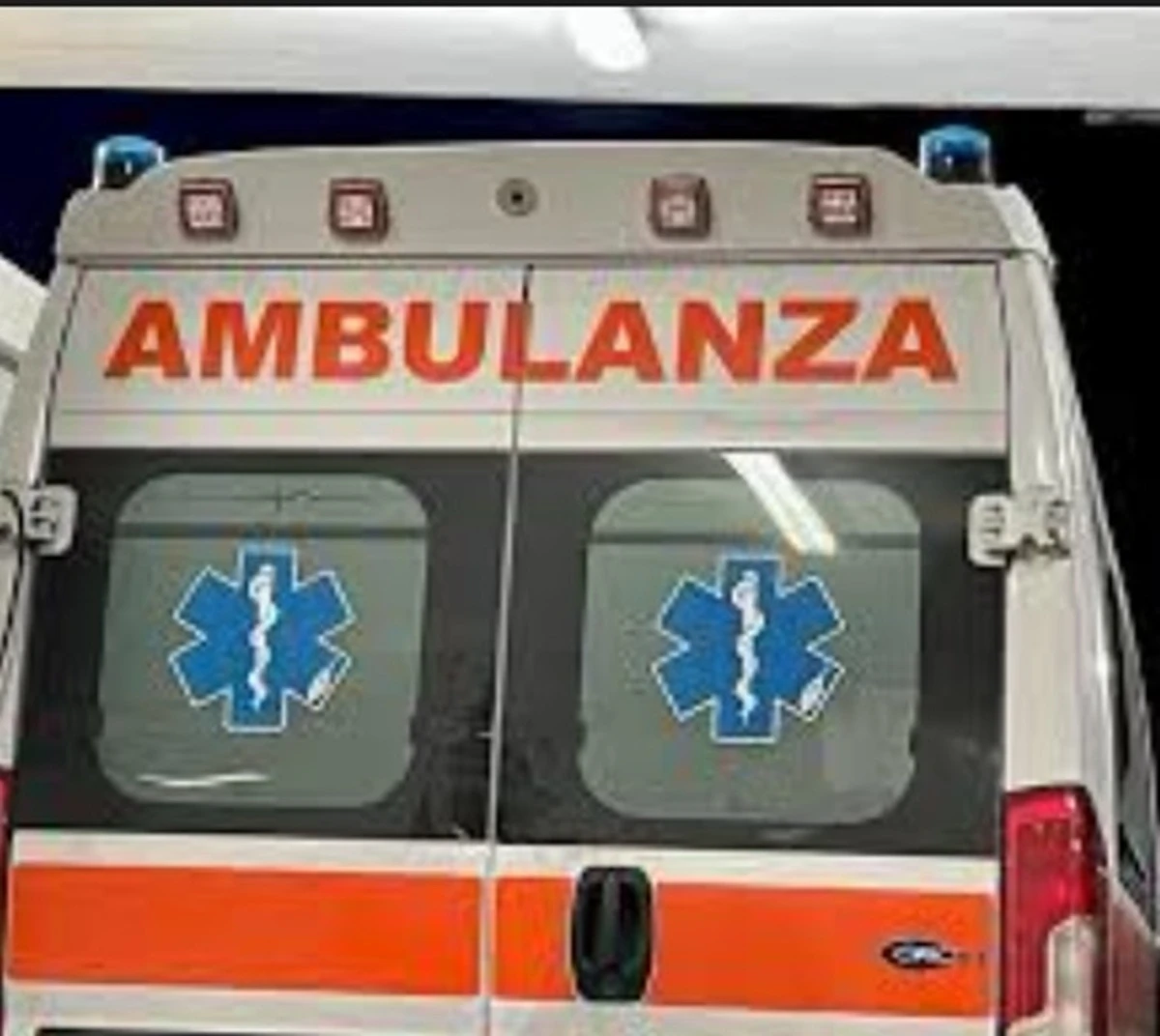 Ambulanza intervenuta in centro a Massa durante la notte