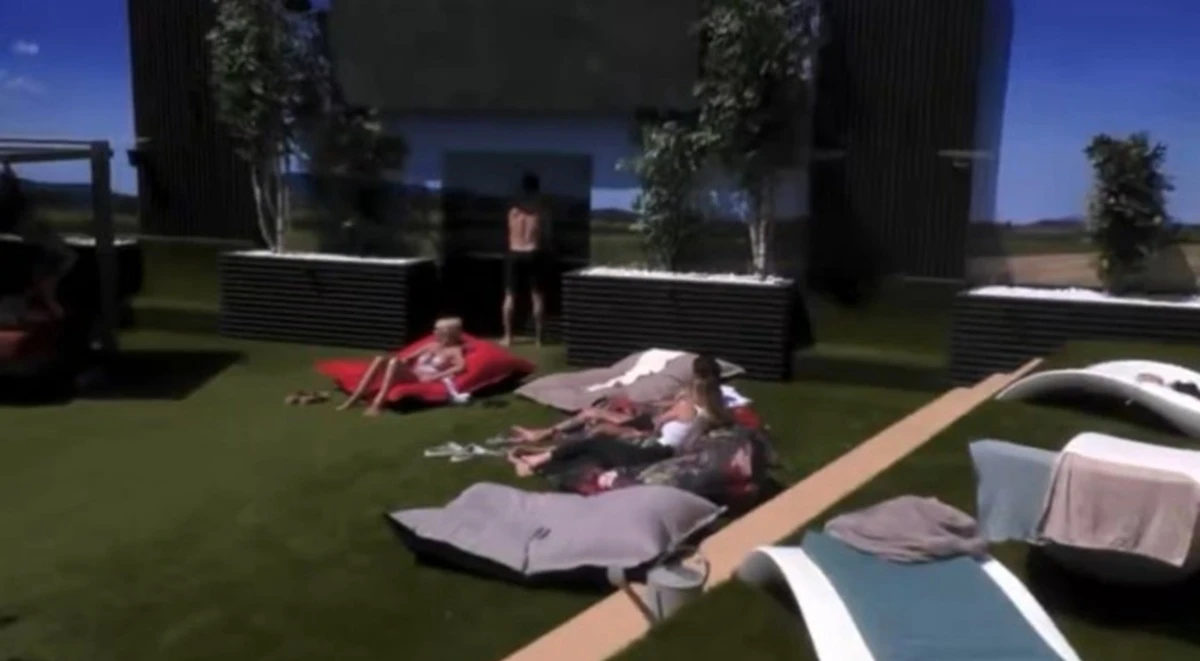 Grande Fratello Vip, Raimondo Todaro sente bussare e apre la porta d'emergenza: Alessandra Mussolini grida, è caos