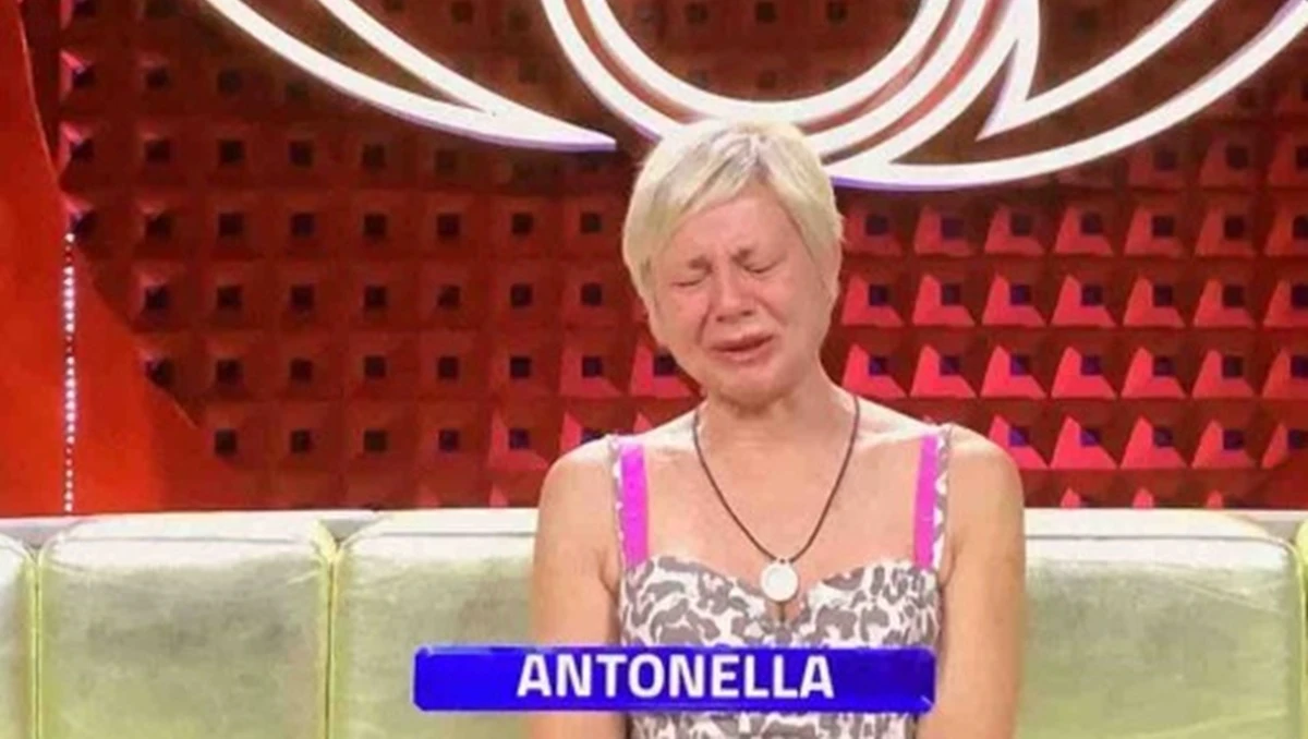 Grande Fratello Vip, Antonella Elia in lacrime in confessionale: il rapporto con l'ex compagno Pietro