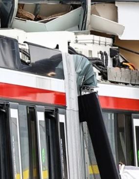 Tragedia a Salisburgo, autobus sfonda il muro del supermercato: un morto e diversi feriti