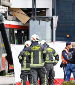 Tragedia a Salisburgo, autobus sfonda il muro del supermercato: un morto e diversi feriti