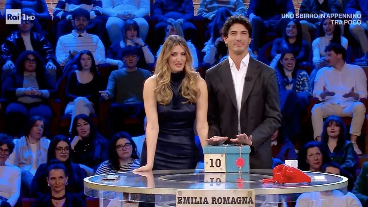 Affari Tuoi: Stefano De Martino durante la puntata con Alberto ed Eleonora