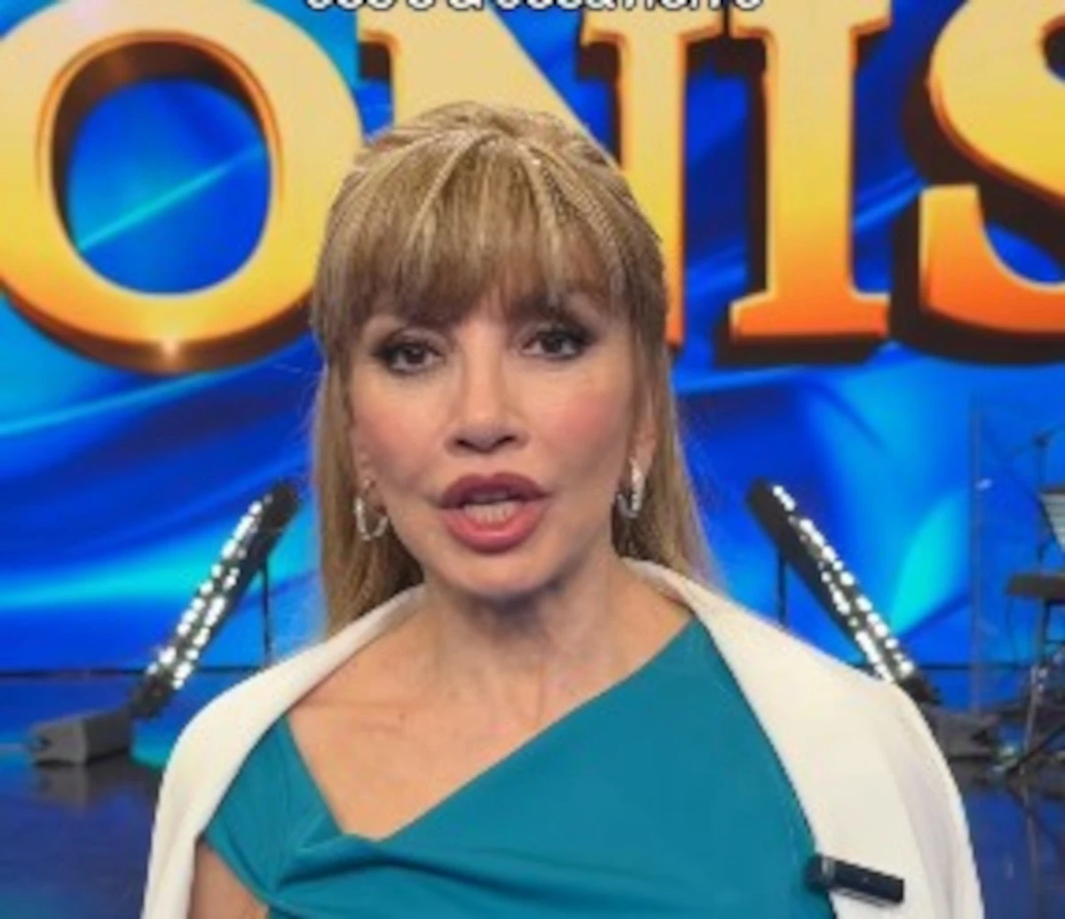 Milly Carlucci in studio durante il programma legato a Canzonissima