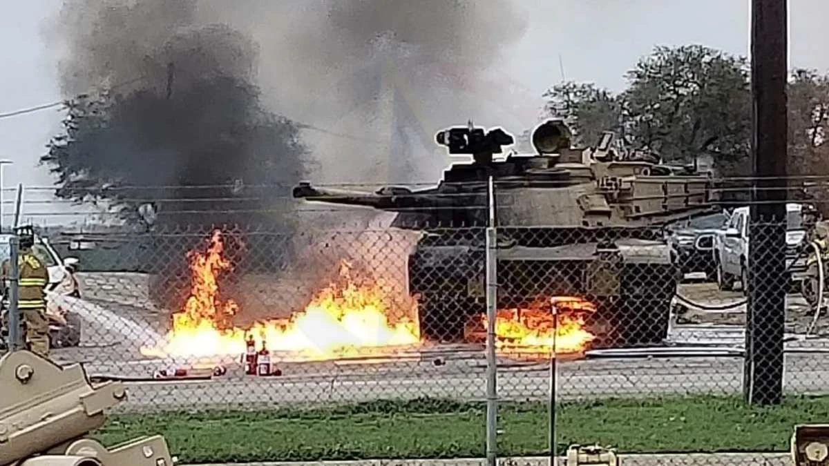 Carro armato in fiamme durante un'esercitazione militare