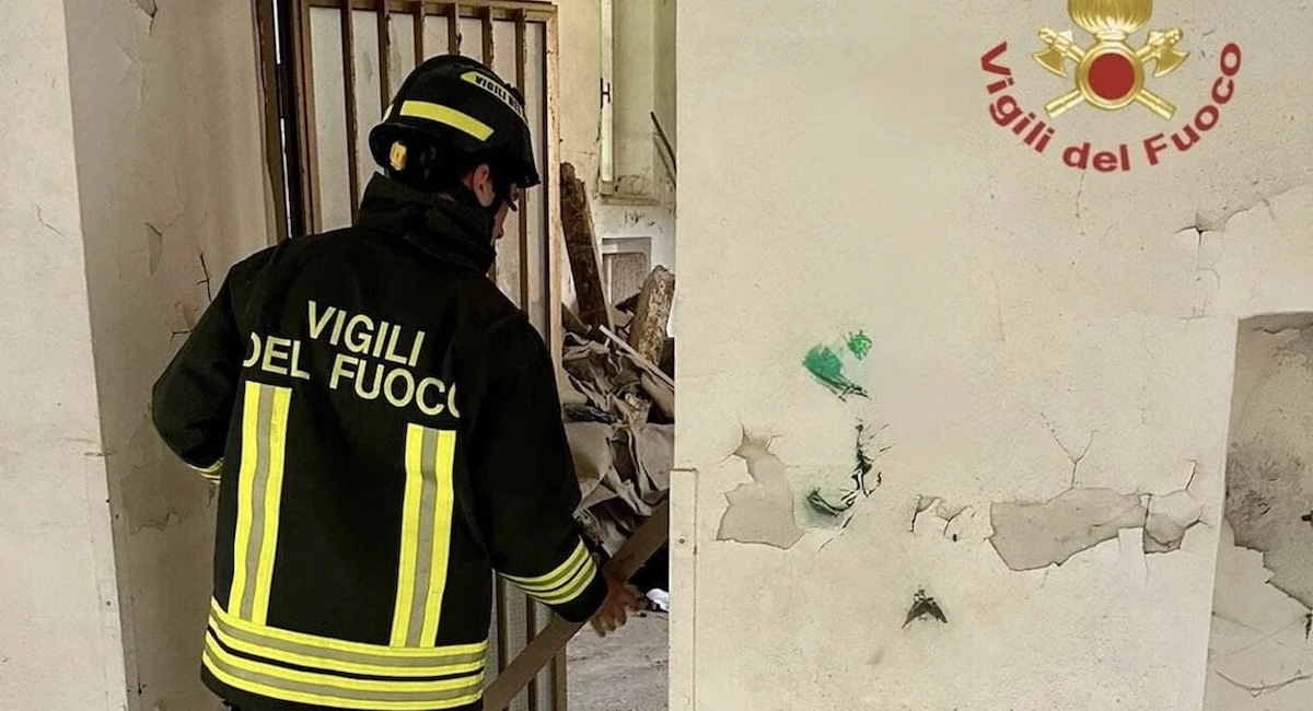 Italia, crolla la caserma: persone tra le macerie. Soccorsi sul posto Italia, crolla la caserma: persone tra le macerie. Soccorsi sul posto