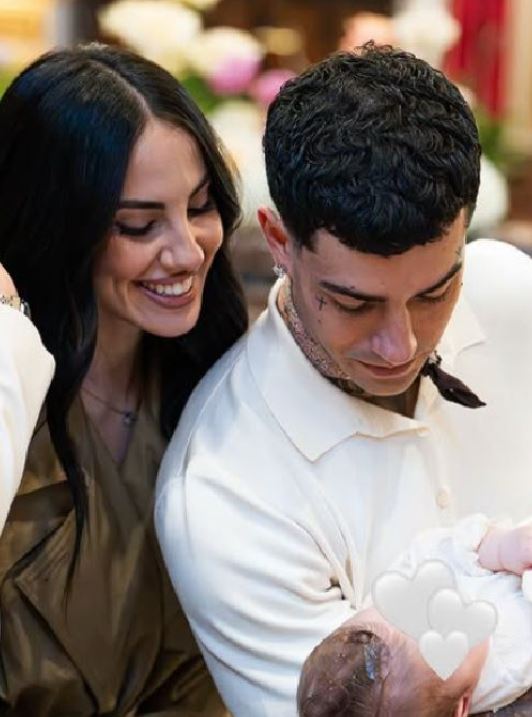 Giulia De Lellis criticata al battesimo della figlia Priscilla: il look in chiesa scatena la polemica