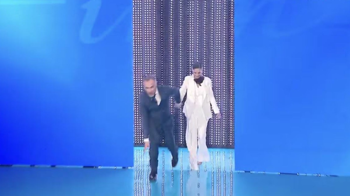 Domenica In, Massimiliano Gallo inciampa sul gradino come i Ricchi e Poveri: l'imprevisto in diretta